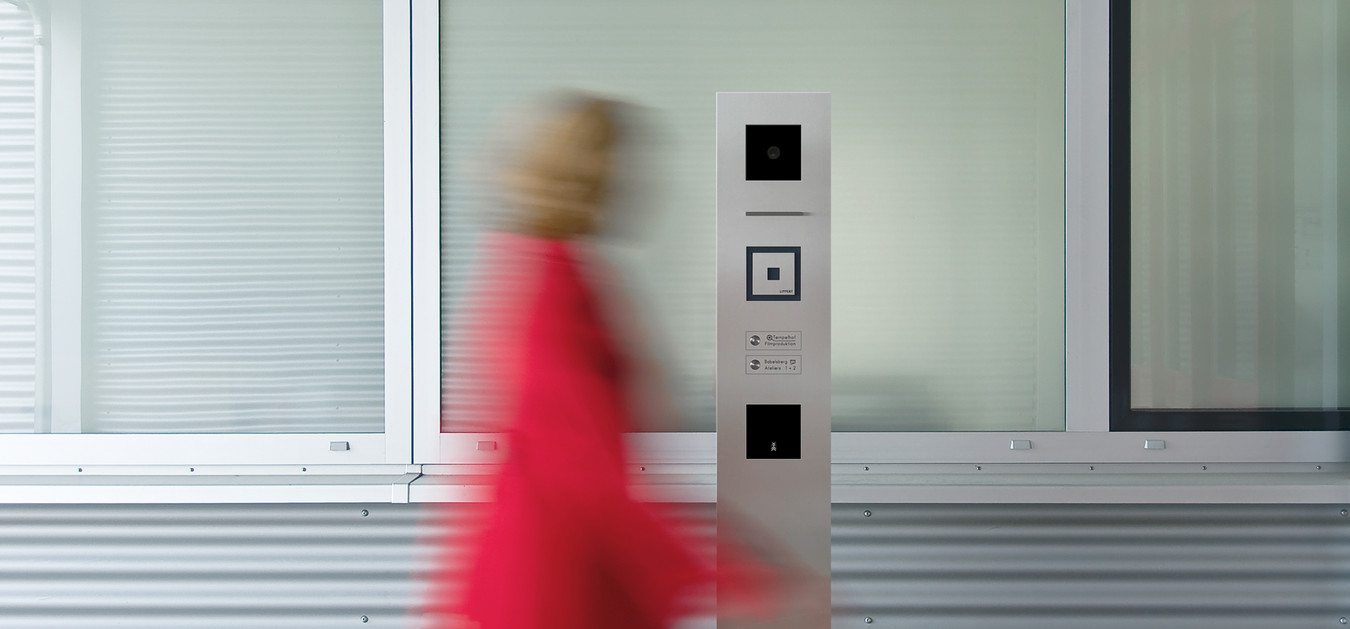 Stele mit Briefkasten und Türstation in Edelstahl